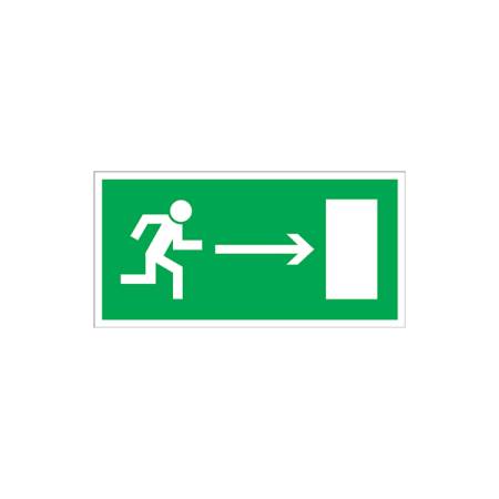 Znak ewakuacyjny „Kierunek do wyjścia drogi ewakuacji w prawo”.