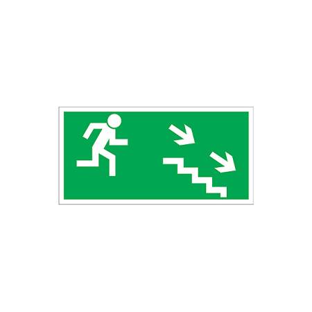 Znak ewakuacyjny „Kierunek do wyjścia drogi ewakuacji schodami w dół w prawo”.